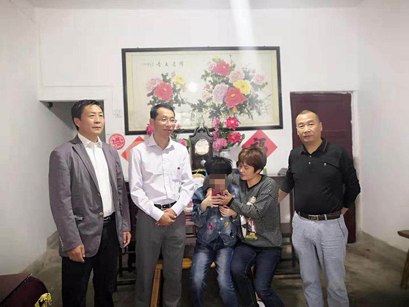 主題教育正當(dāng)時(shí) 志愿服務(wù)暖民心——區(qū)城建投公司黨支部開展志愿服務(wù)、點(diǎn)亮“微心愿”黨日活動(dòng)