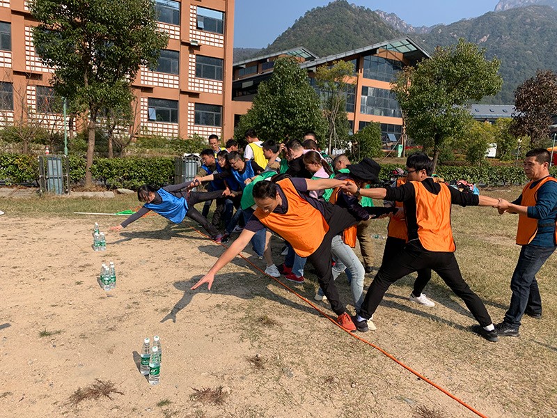 不忘初心、繼續(xù)前行、同心同行、勇攀高峰——屯溪城建投公司開(kāi)展“不忘初心、牢記使命”主題教育素質(zhì)拓展訓(xùn)練