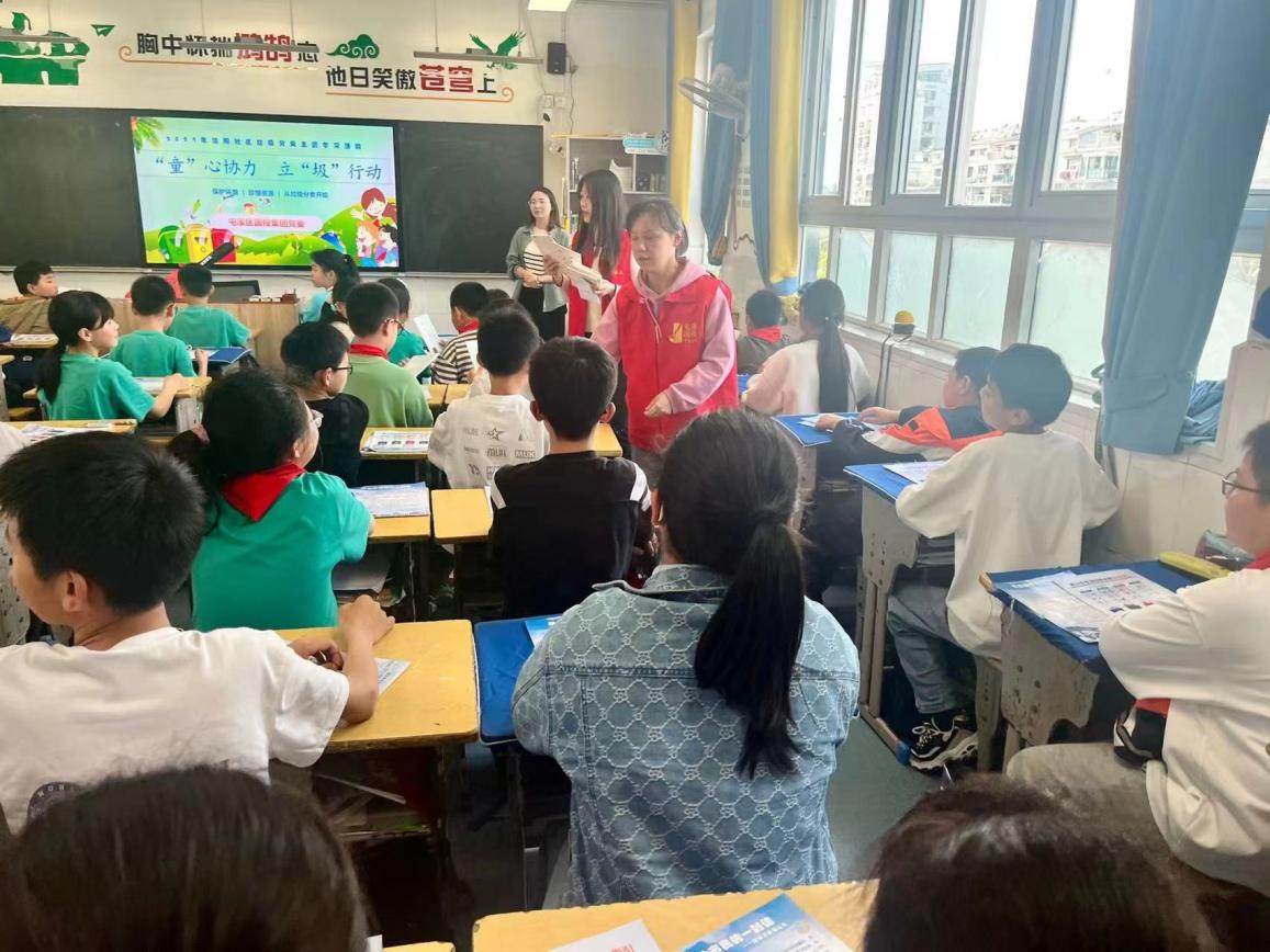 “攜手共筑美好家園”——開(kāi)展垃圾分類(lèi)宣傳、小區(qū)衛(wèi)生整治志愿者活動(dòng)